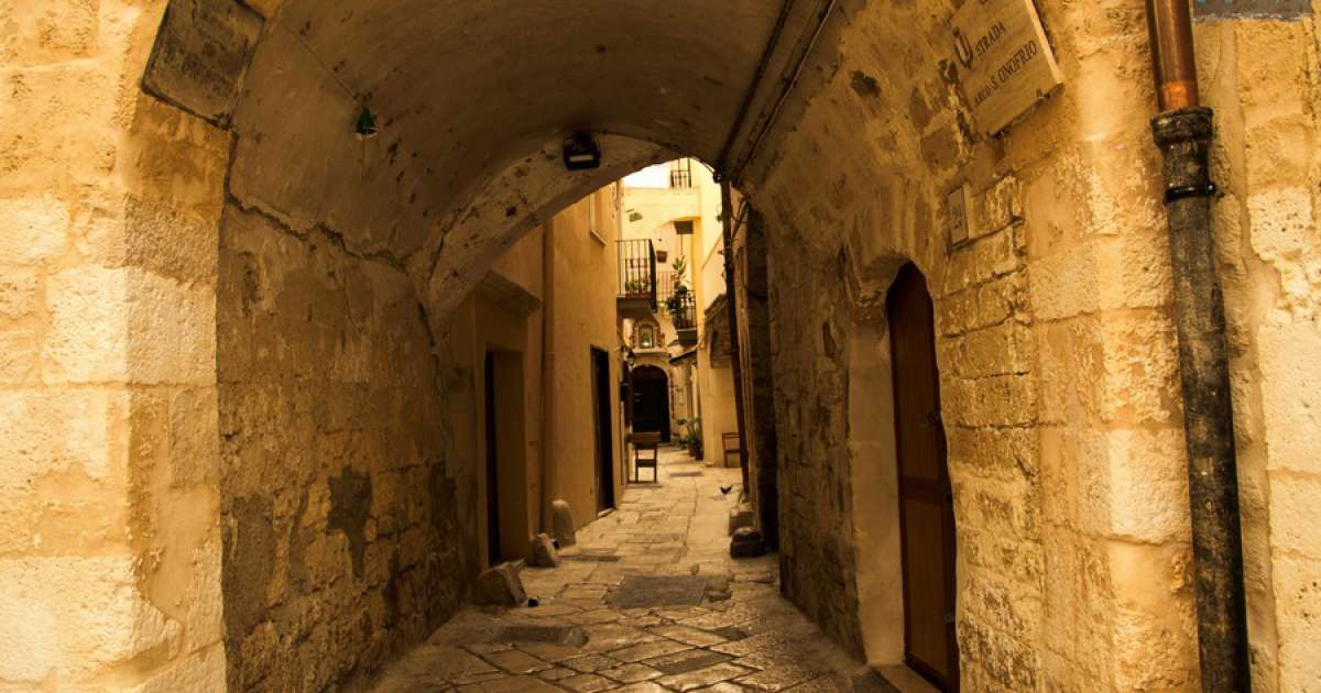 Bari vecchia, sotto un arco i resti di una chiesa millenaria: San Nicola del Porto